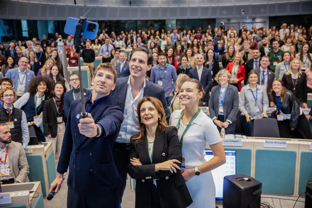 Commissioner Wopke Hoekstra joined Europe’s climate action community for a selfie